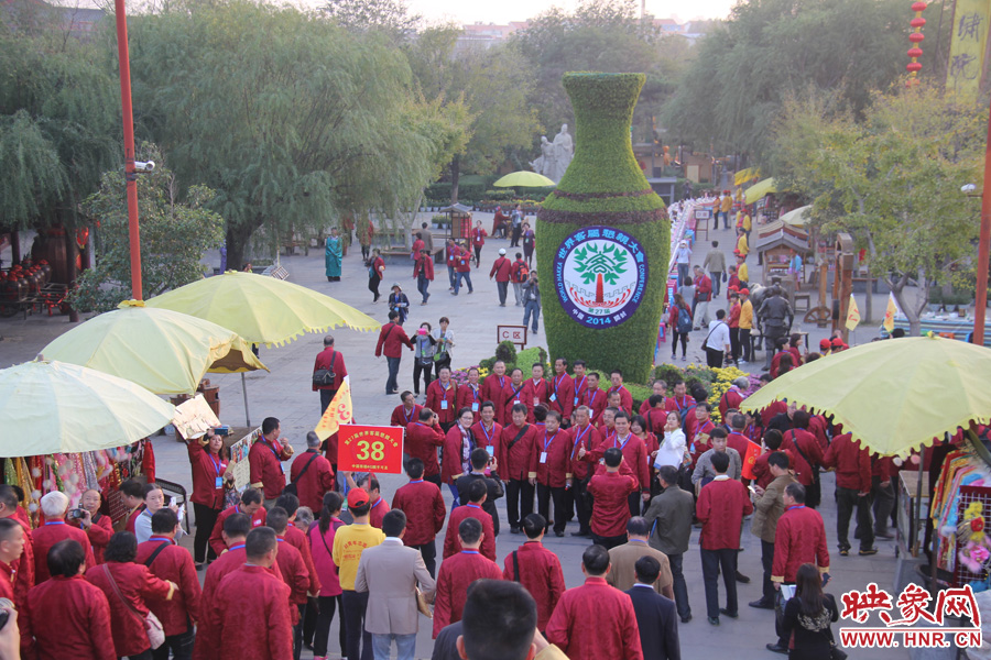 客家人在清明上河园内合影。 客家人在清明上河园内合影。