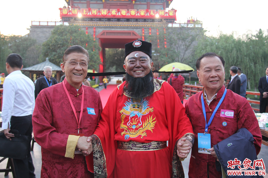 客家人与“包公”合影 客家人与“包公”合影