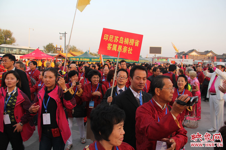 客家兄弟姐妹齐聚开封。 客家兄弟姐妹齐聚开封。