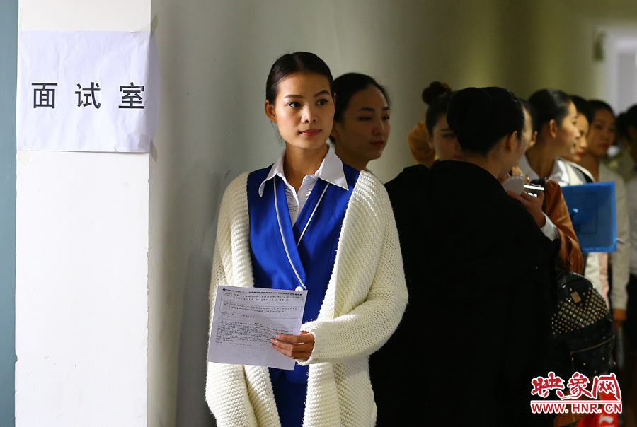 南航在郑招百名空姐空少 全国千余帅哥美女应试