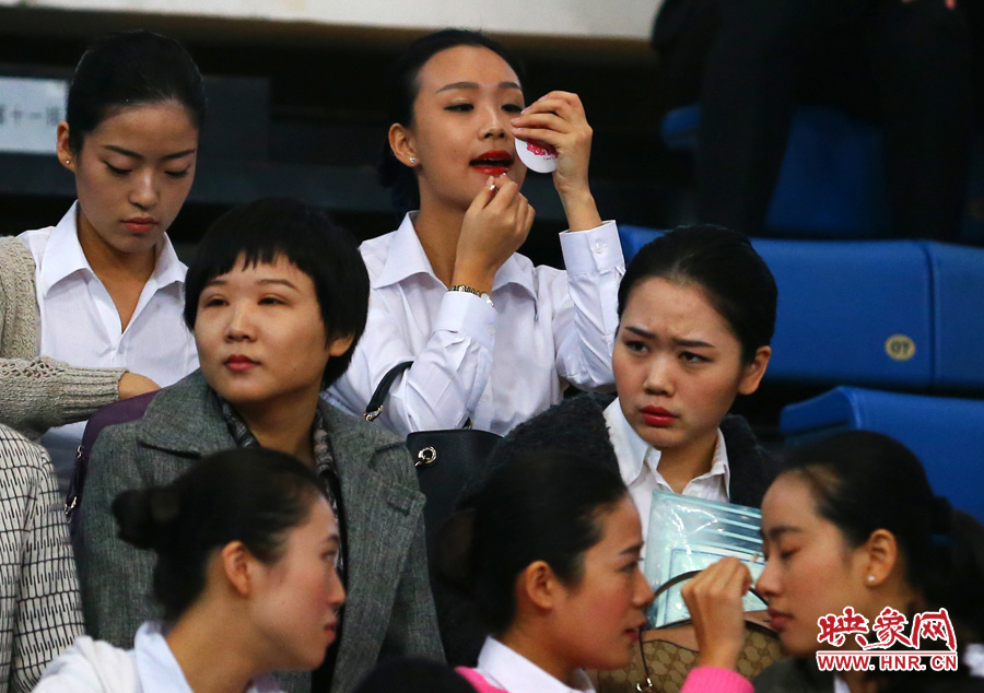 南航在郑招百名空姐空少 全国千余帅哥美女应试