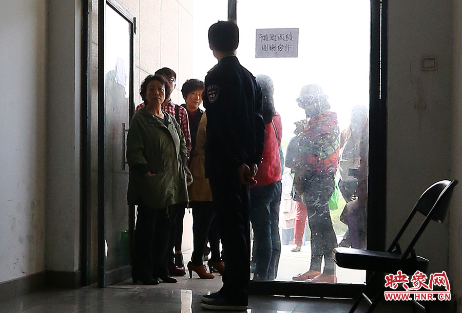 南航在郑招百名空姐空少 全国千余帅哥美女应试