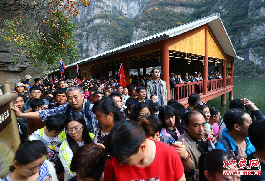 由于长时间拥挤不动，导致游客产生了焦躁的情绪