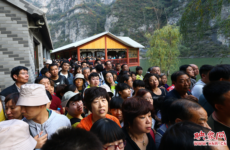 等待上船的码头上，游人拥挤不动