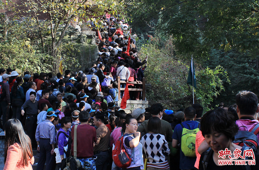 上山的索道处，游客排满了长队。