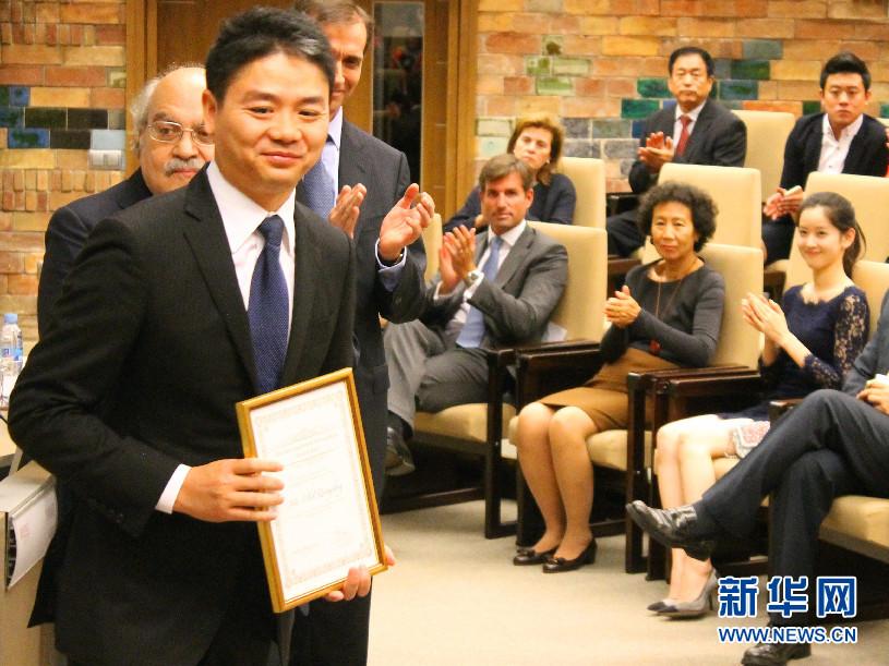 刘强东巴塞罗那领奖 “奶茶妹妹”陪同亮相