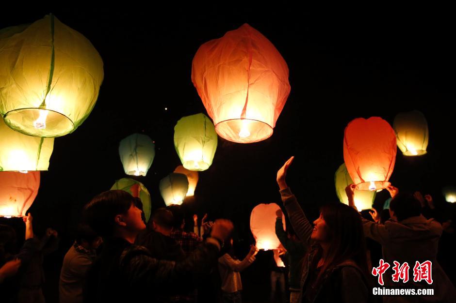 　上海百名单身男女集体放飞孔明灯求“脱单”