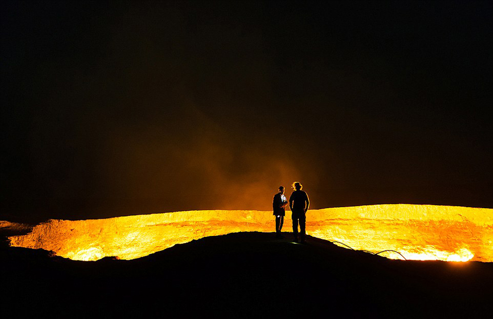　夫妇俩途中遇到许多特别场景，比如在土库曼斯坦看到了“地狱之门”。