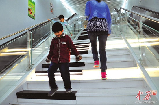 郑州地铁会展中心站安装"钢琴台阶" 边下台阶边弹钢琴