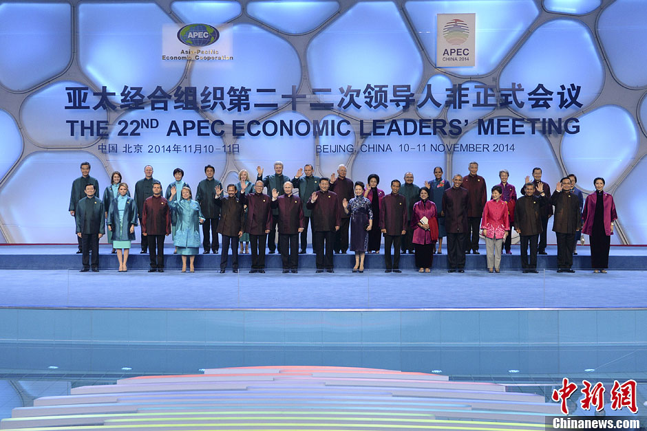 11月10日晚，中国国家主席习近平夫妇在北京水立方同APEC领导人夫妇集体合影。中新社发 廖攀 摄