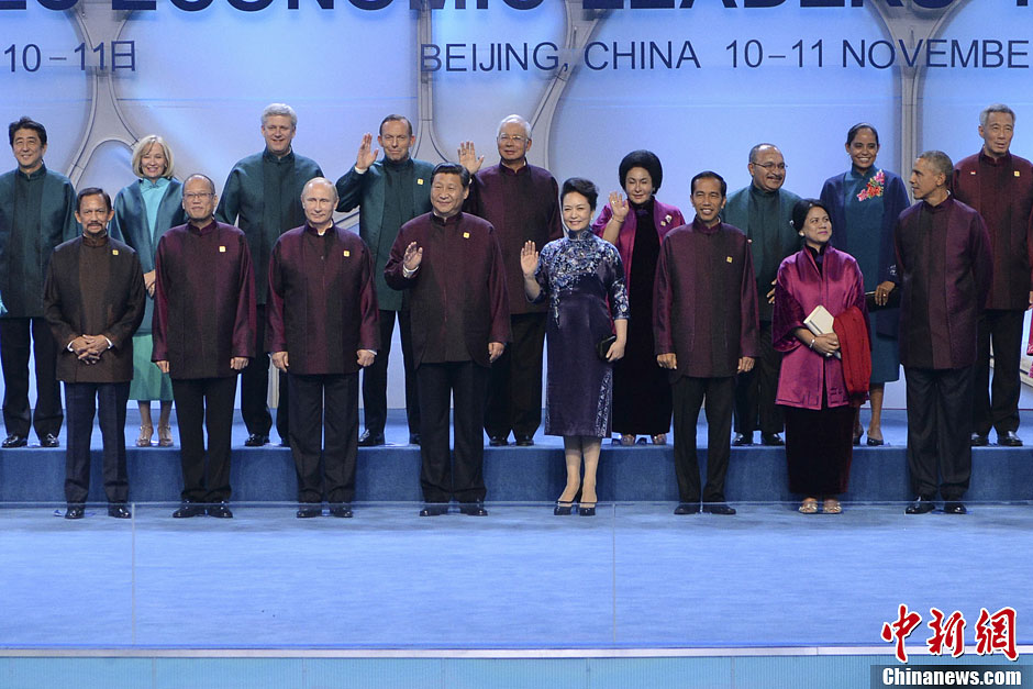 晚宴开始前，习近平和夫人彭丽媛与各经济体领导人夫妇集体合影。中新社发 廖攀 摄