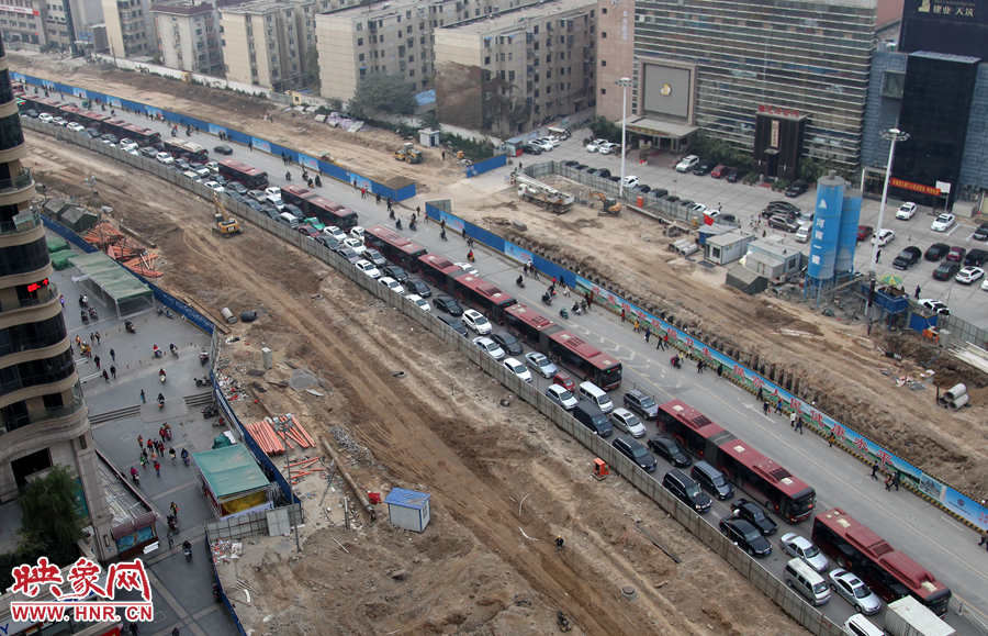 未来路上的BRT公交像火车车厢一样首尾相接