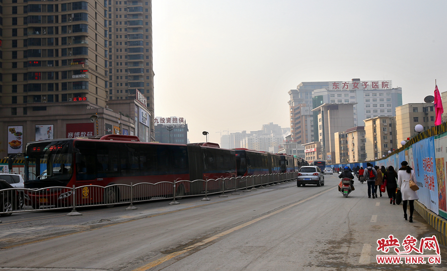 未来路道路两边施工，行人和非机动在机动车道路上通行