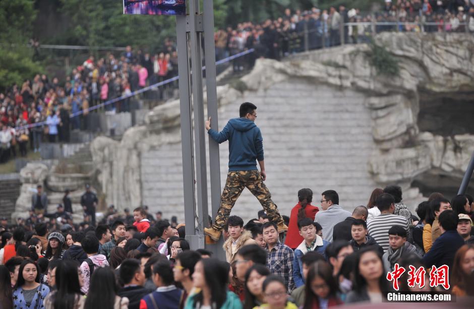 重庆上万粉丝在南滨路等待《奔跑吧兄弟》节目的录制。