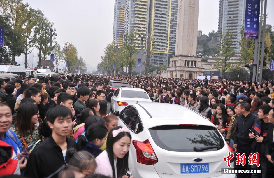 重庆上万粉丝在南滨路等待《奔跑吧兄弟》节目的录制。