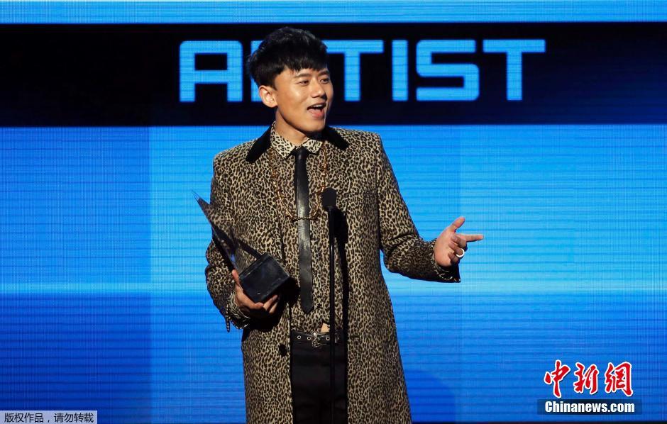 张杰现场领奖，他获得了“年度国际艺人奖”。