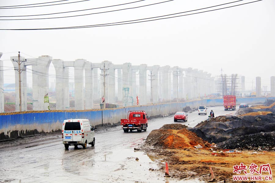 郑平路柴郭转盘处以及围挡两边预留的道路坑坑洼洼，无人维护，造成事故频发，经常堵车。