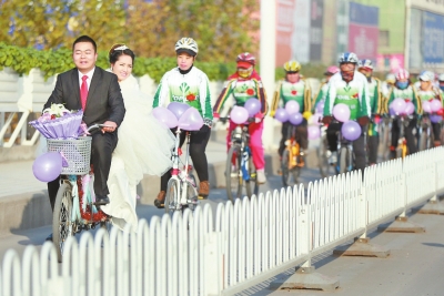 绵延百余米的单车迎亲队骑行在王城大桥上，好一道独特亮丽的风景！
