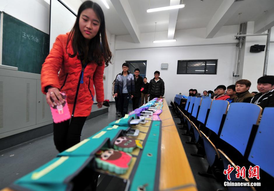 河北一大学拒绝“课堂低头族” 学生上课“人机分离”