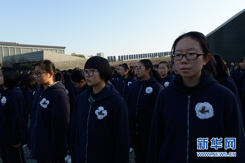 参加国家公祭仪式的学生