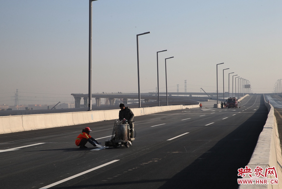 部门路段工人正在喷画道路标线。