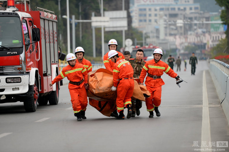 90后男子跳桥 母亲跪地哭喊乞求