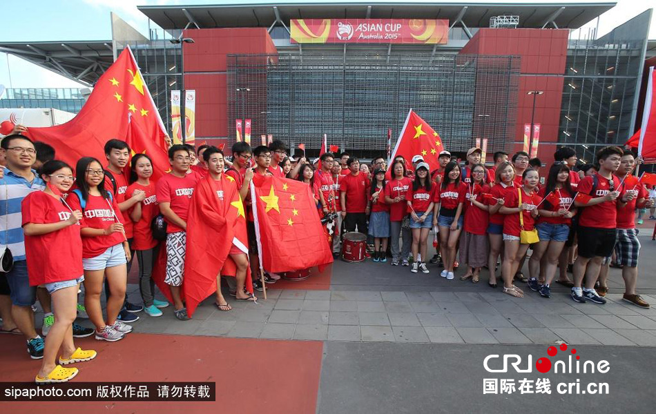 北京时间1月10日，中国队迎来亚洲杯首场比赛，赛前中国球迷挥舞国旗进场，为国足助威。