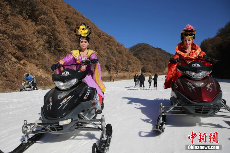 她们身穿凤袍扮武媚娘在冰天雪地中激情滑雪、狂飙雪地摩托。