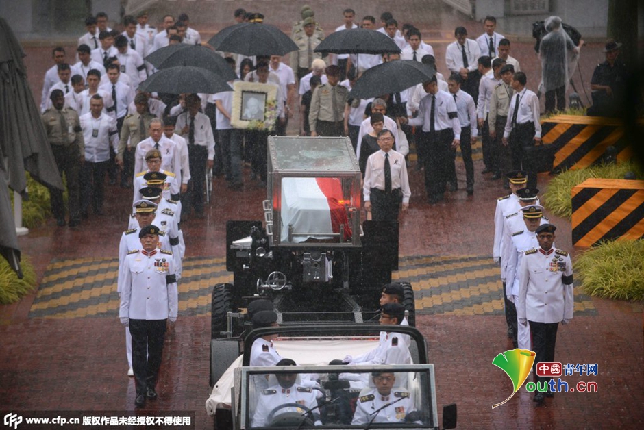 民众冒雨在街头守候