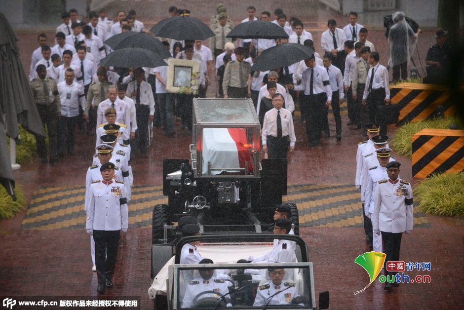 民众冒雨在街头守候