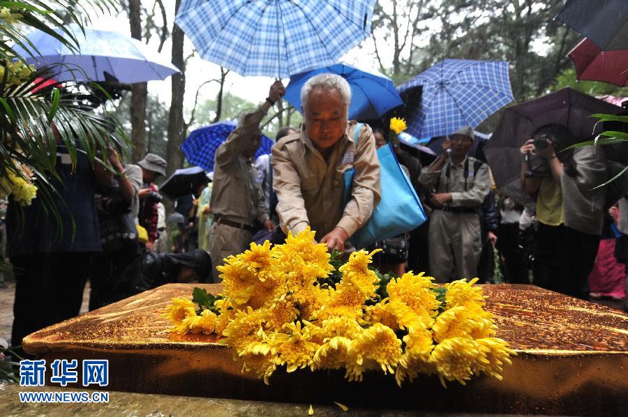 一位老人在昆明南洋华侨机工抗日纪念碑前为逝去的南侨机工献花