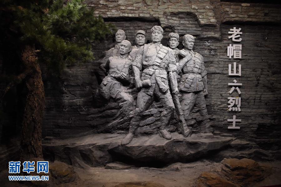 图为北京市房山区平西抗日战争纪念馆内的老帽山六烈士雕塑