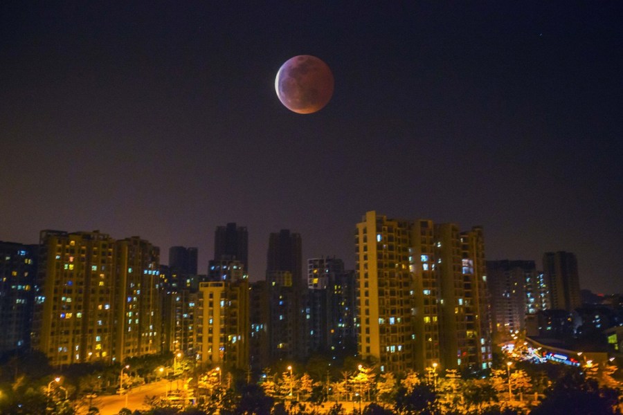 4月4日，福州上空出现红月亮。（2次曝光）杨婀娜/CFP