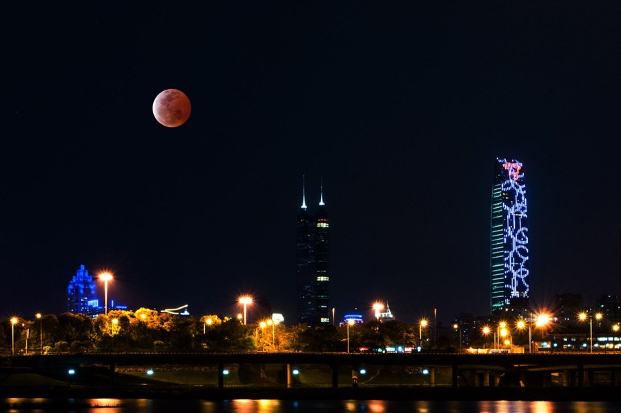 4月4日，深圳，月全食，一轮红月亮现身夜空。（合成）邓飞/CFP