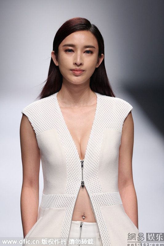 张俪出席时装走秀大晒事业线