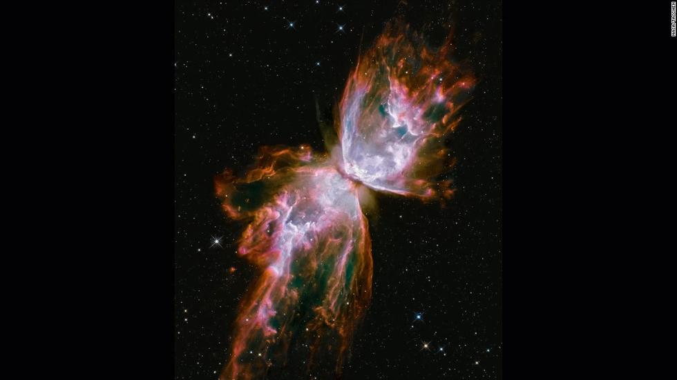 图中是哈勃望远镜拍下的蝴蝶星云