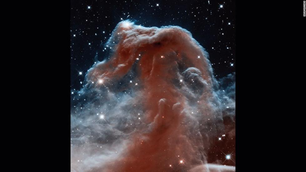 马头星云是天文学家最喜欢的研究对象之一，仔细看，这个形状就像是一匹马的头穿梭在星球之间。