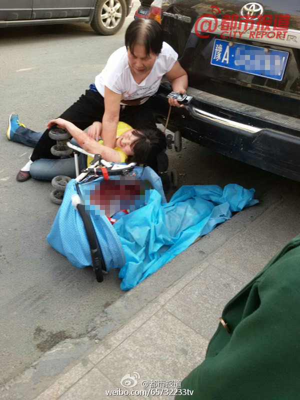 图为伤心欲绝的家长。 图为伤心欲绝的家长。