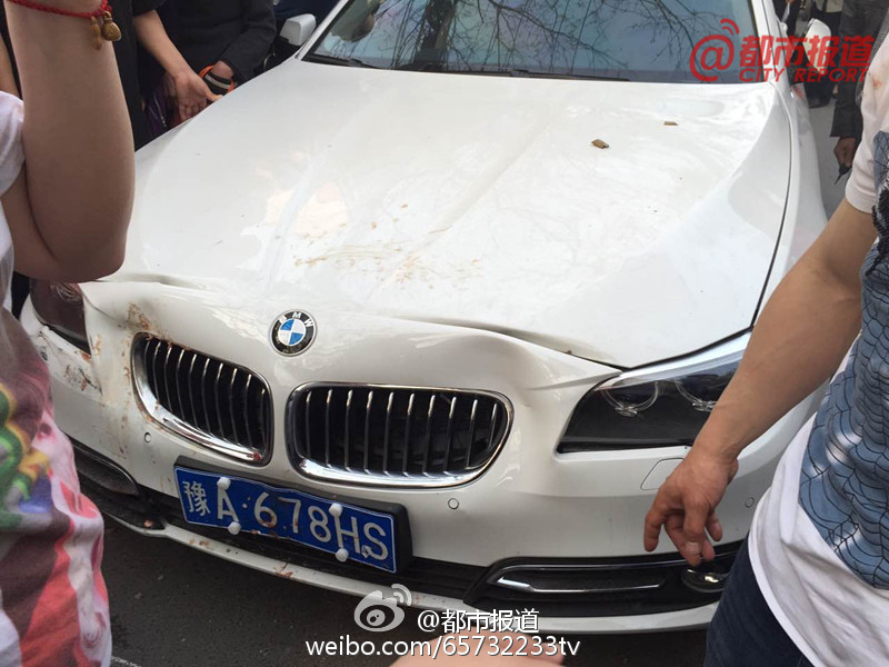 宝马车飞奔过来,撞上婴儿车向前移动,直到撞上另一辆轿车才停下。 宝马车飞奔过来,撞上婴儿车向前移动,直到撞上另一辆轿车才停下。