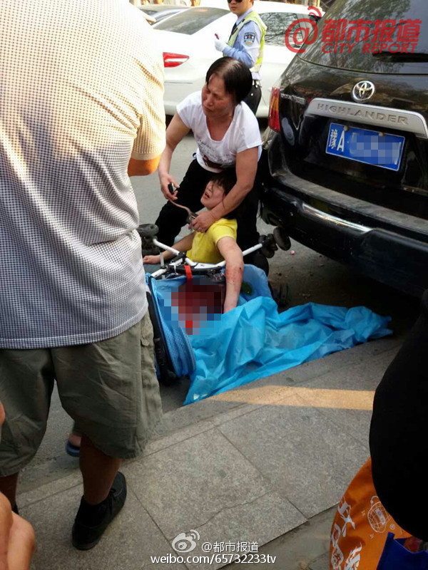 孩子被夹在两车中间,不幸当场死亡。 孩子被夹在两车中间,不幸当场死亡。