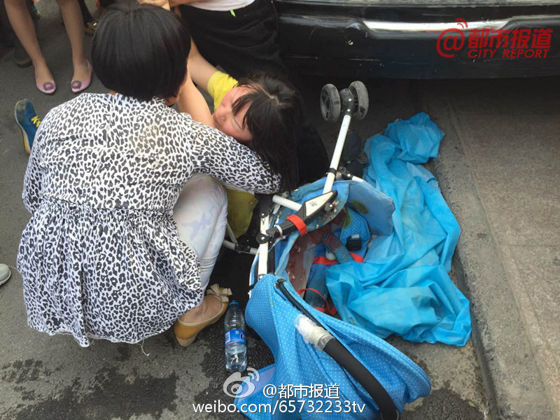 目前,肇事司机已被警方带走。图为现场围观民众。 目前,肇事司机已被警方带走。图为现场围观民众。