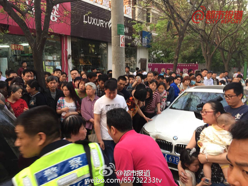 目前,肇事司机已被警方带走。图为现场围观民众。 目前,肇事司机已被警方带走。图为现场围观民众。