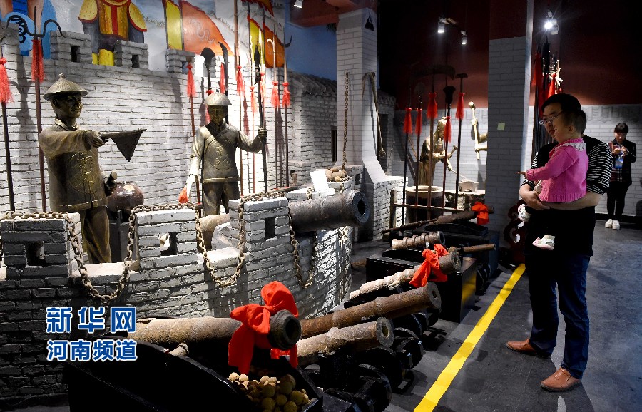 4月26日，参观者在兵器展览馆内参观。