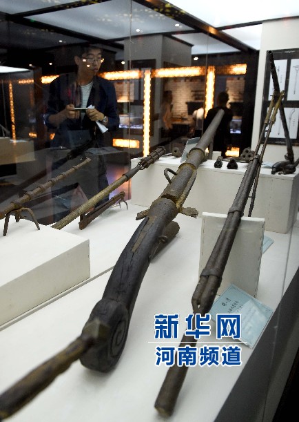 4月26日，参观者在兵器展览馆内参观。