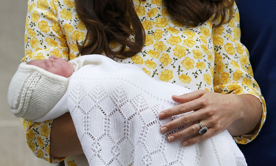 英国凯特王妃生产10小时后出院 小公主正脸曝光