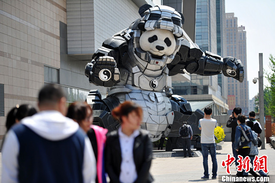 5月9日，辽宁沈阳，一商城门前广场上惊现7米多高的熊猫钢铁侠，吸引不少人驻足拍照。