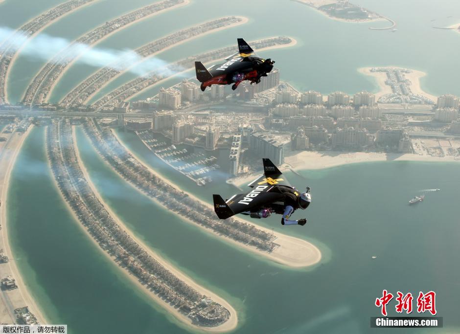 当地时间5月12日，“喷气人”飞行在阿联酋的迪拜上空俯瞰城市美景。