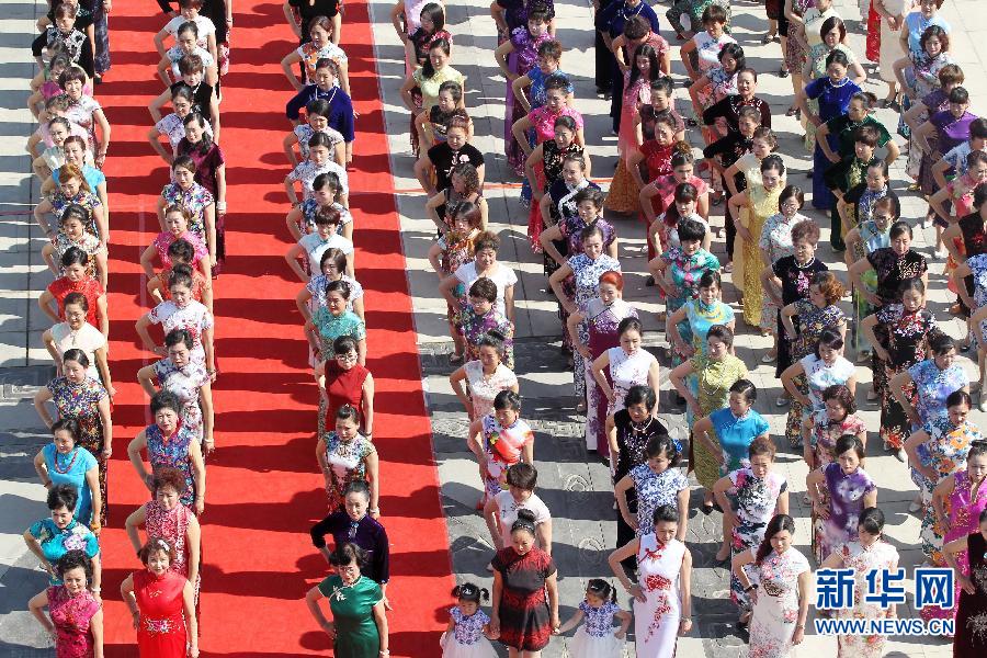 15万人同秀旗袍 展现中国服饰之美