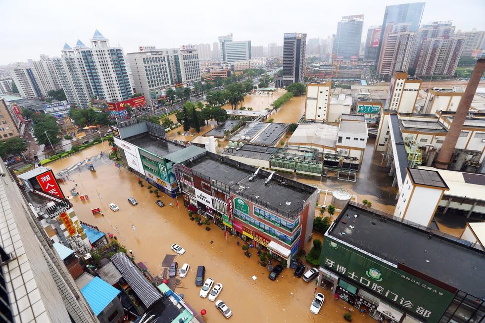 东莞降暴雨街道一片汪洋