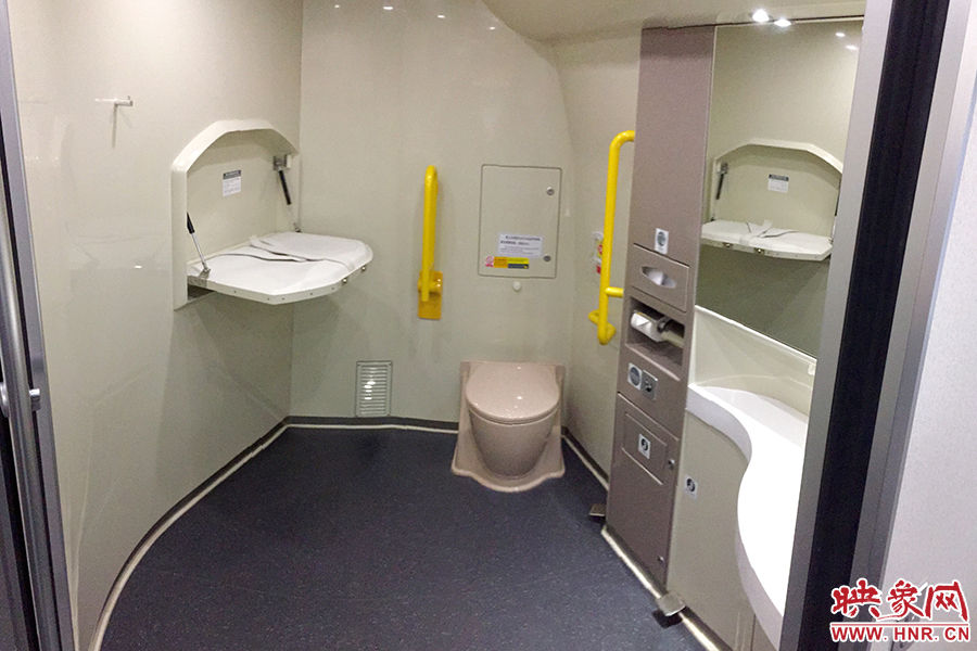 列车内人性化设备齐全 设有残疾人卫生间